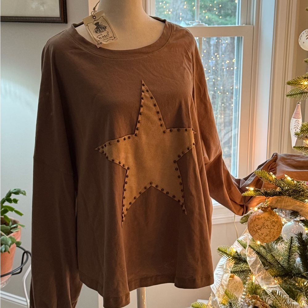 Easel Brown Top with Cream Tag